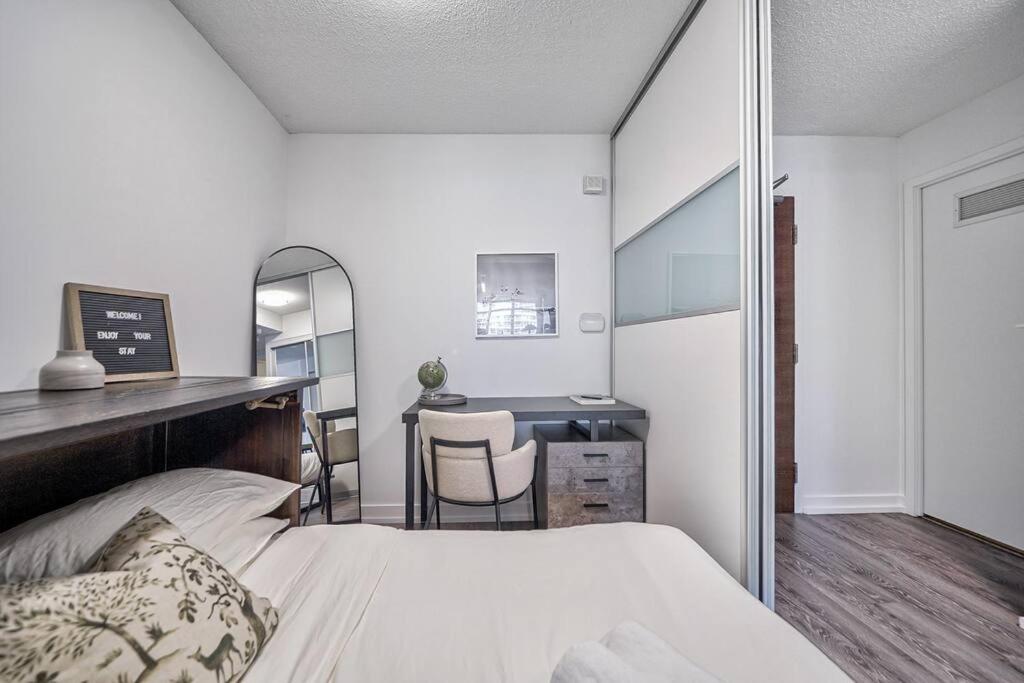 Designer 2BR Downtown Condo, Rogers Center
