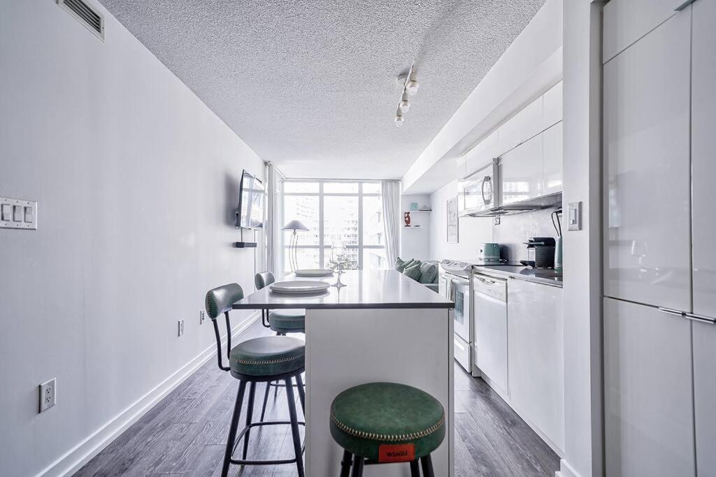 Designer 2BR Downtown Condo, Rogers Center