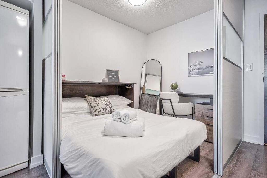 Designer 2BR Downtown Condo, Rogers Center