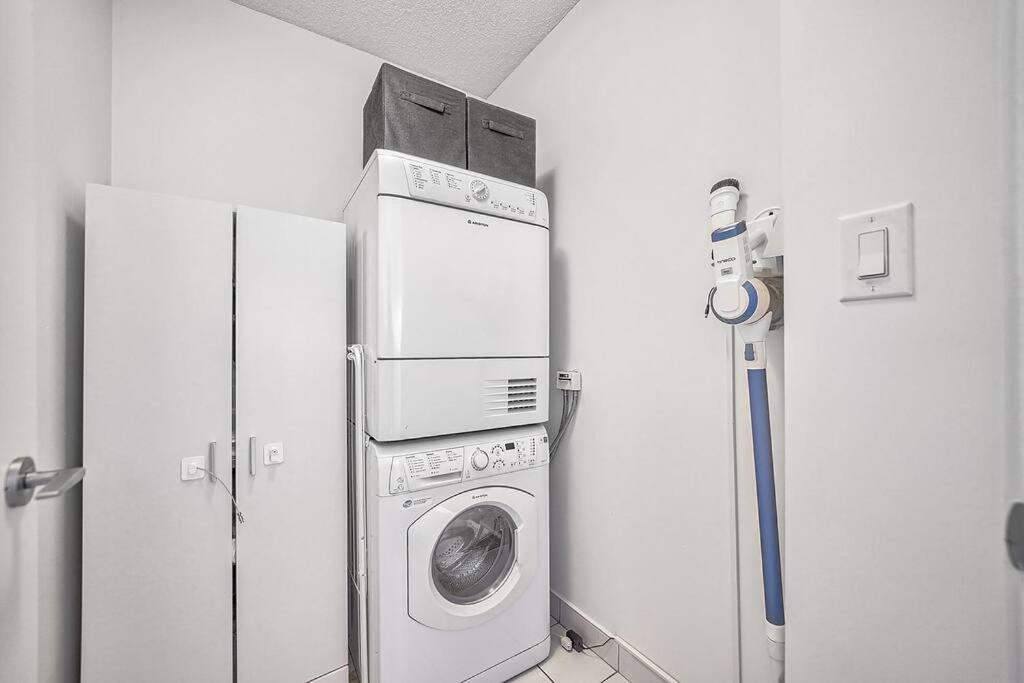 Designer 2BR Downtown Condo, Rogers Center