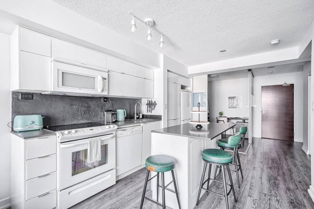 Designer 2BR Downtown Condo, Rogers Center