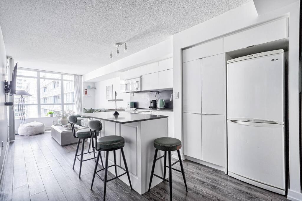 Designer 2BR Downtown Condo, Rogers Center