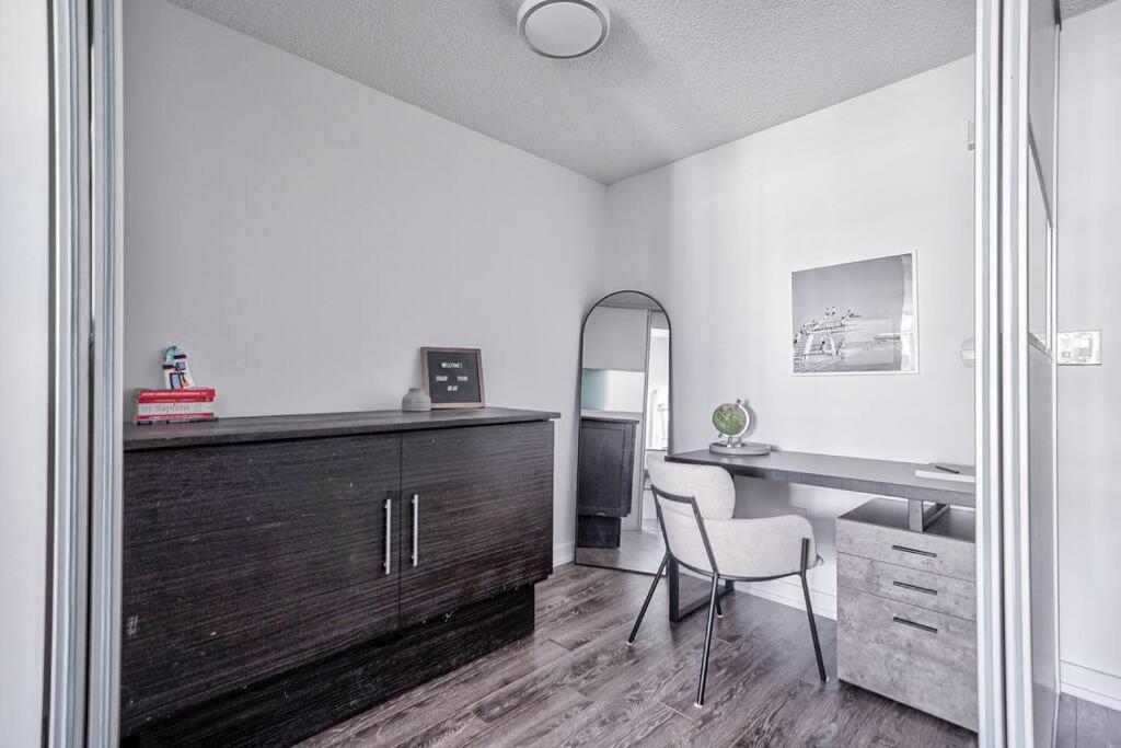 Designer 2BR Downtown Condo, Rogers Center