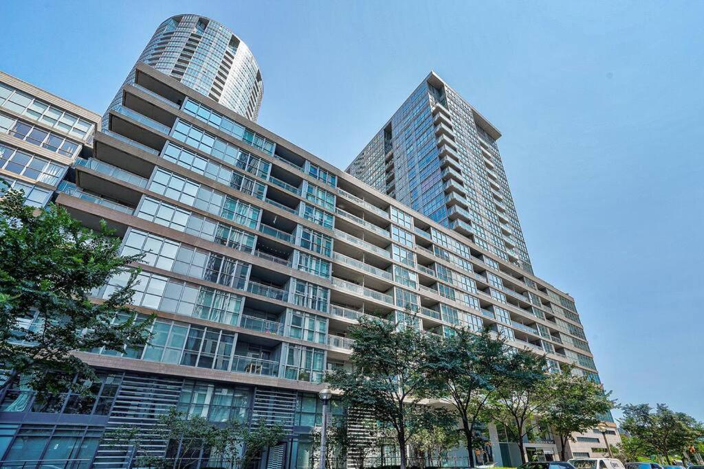 Designer 2BR Downtown Condo, Rogers Center