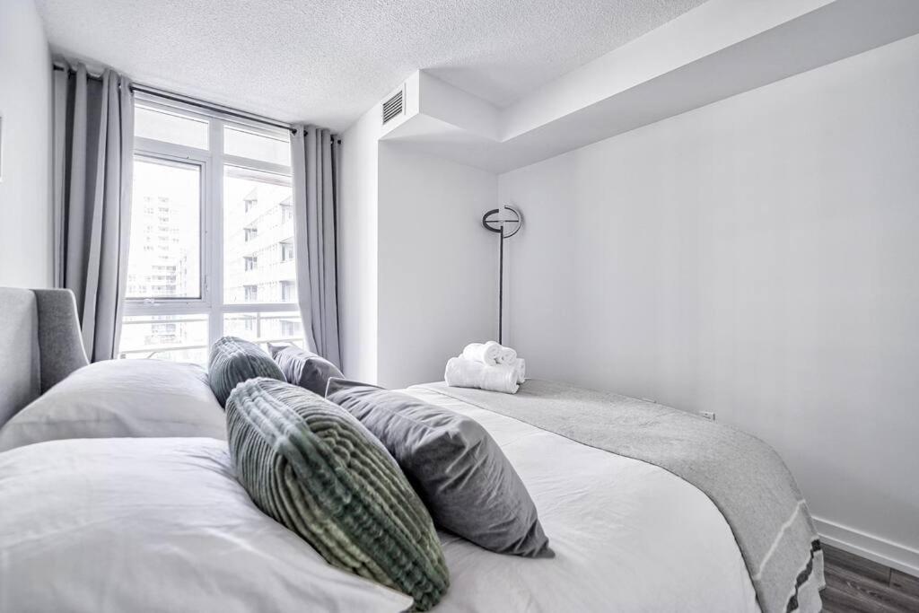 Designer 2BR Downtown Condo, Rogers Center
