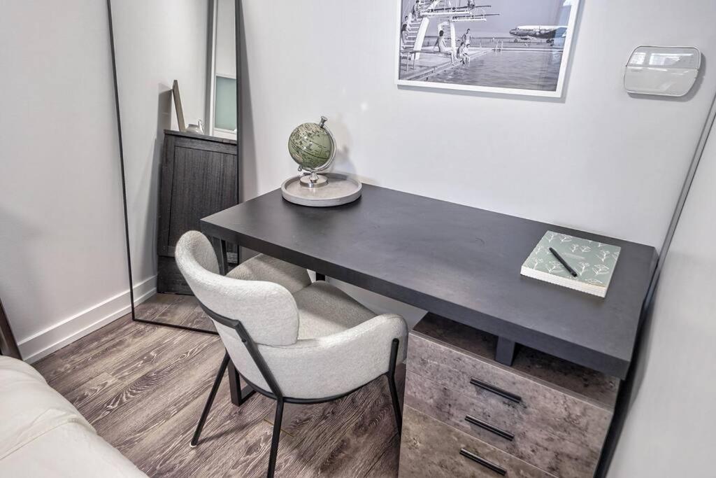Designer 2BR Downtown Condo, Rogers Center