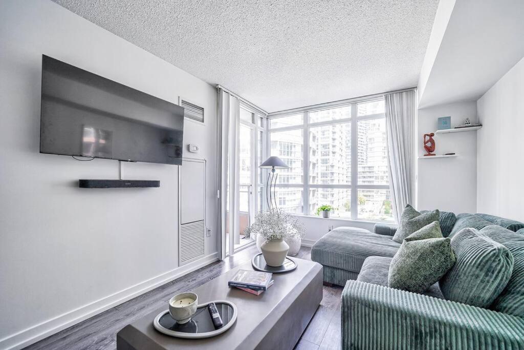 Designer 2BR Downtown Condo, Rogers Center