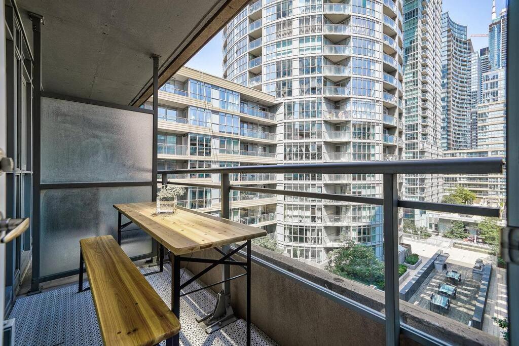 Designer 2BR Downtown Condo, Rogers Center
