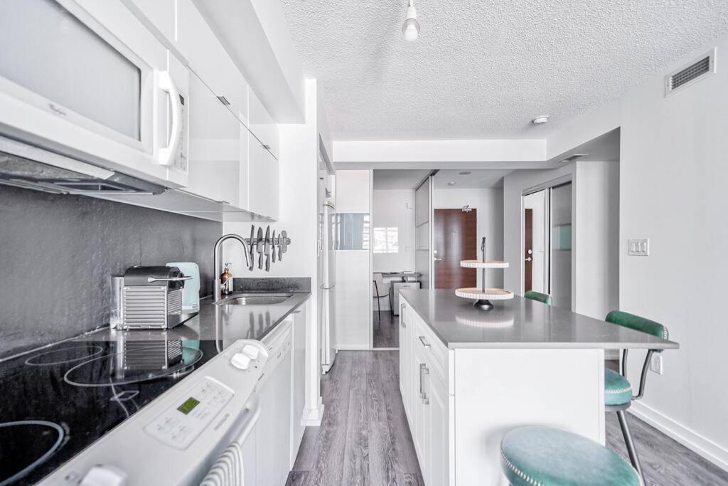 Designer 2BR Downtown Condo, Rogers Center