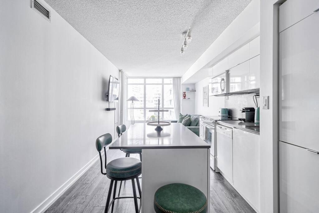 Designer 2BR Downtown Condo, Rogers Center
