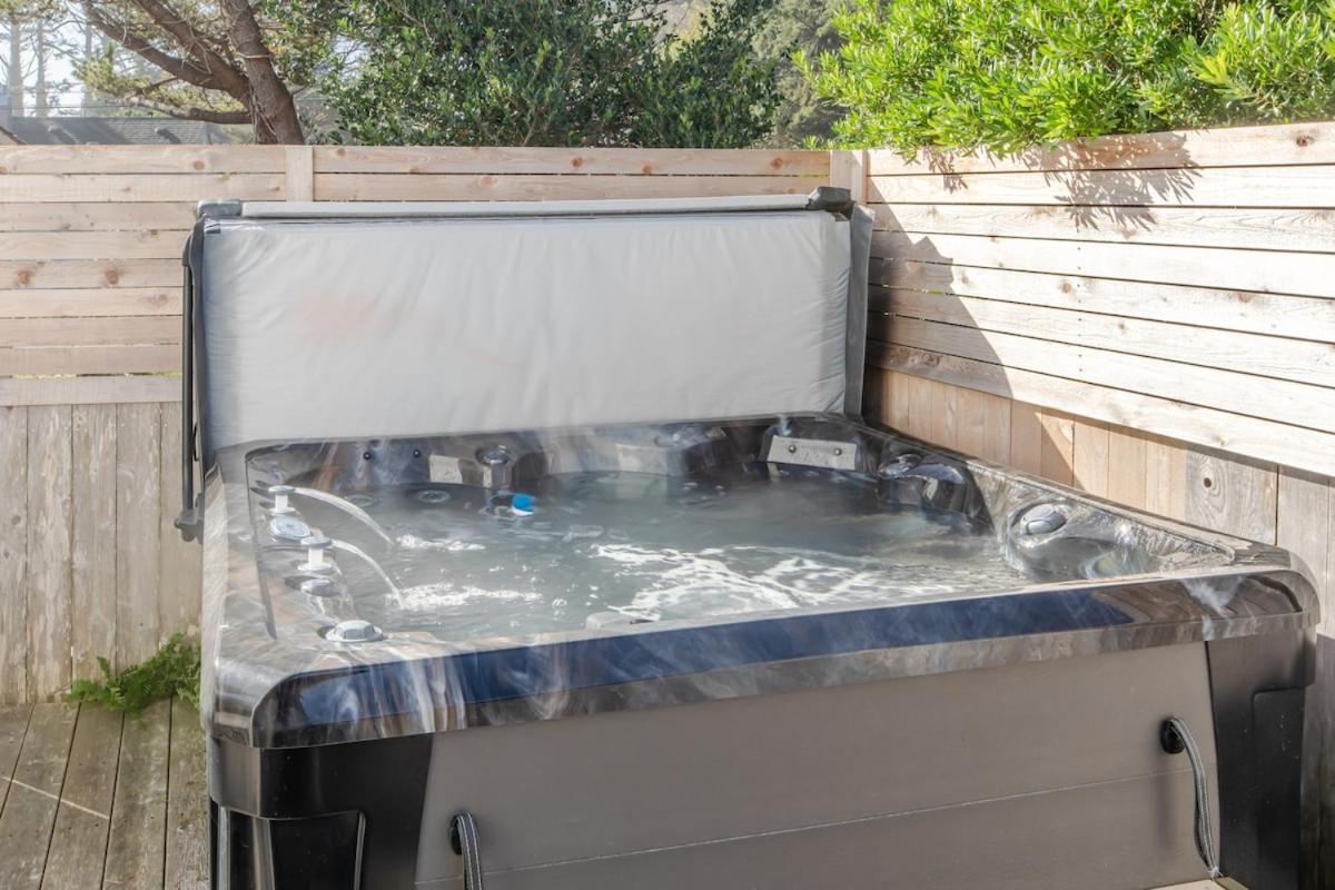 Ohana Beach Park - Hot Tub, Billiards, Fire Pit & Beach Access view 3