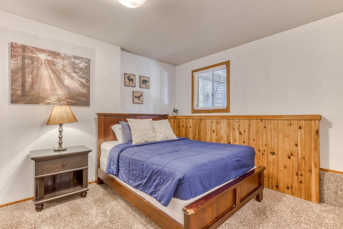 Great Blue Lodge - Spacious Ski Lodge, Hot Tub, Sauna, Game Room & More view 5