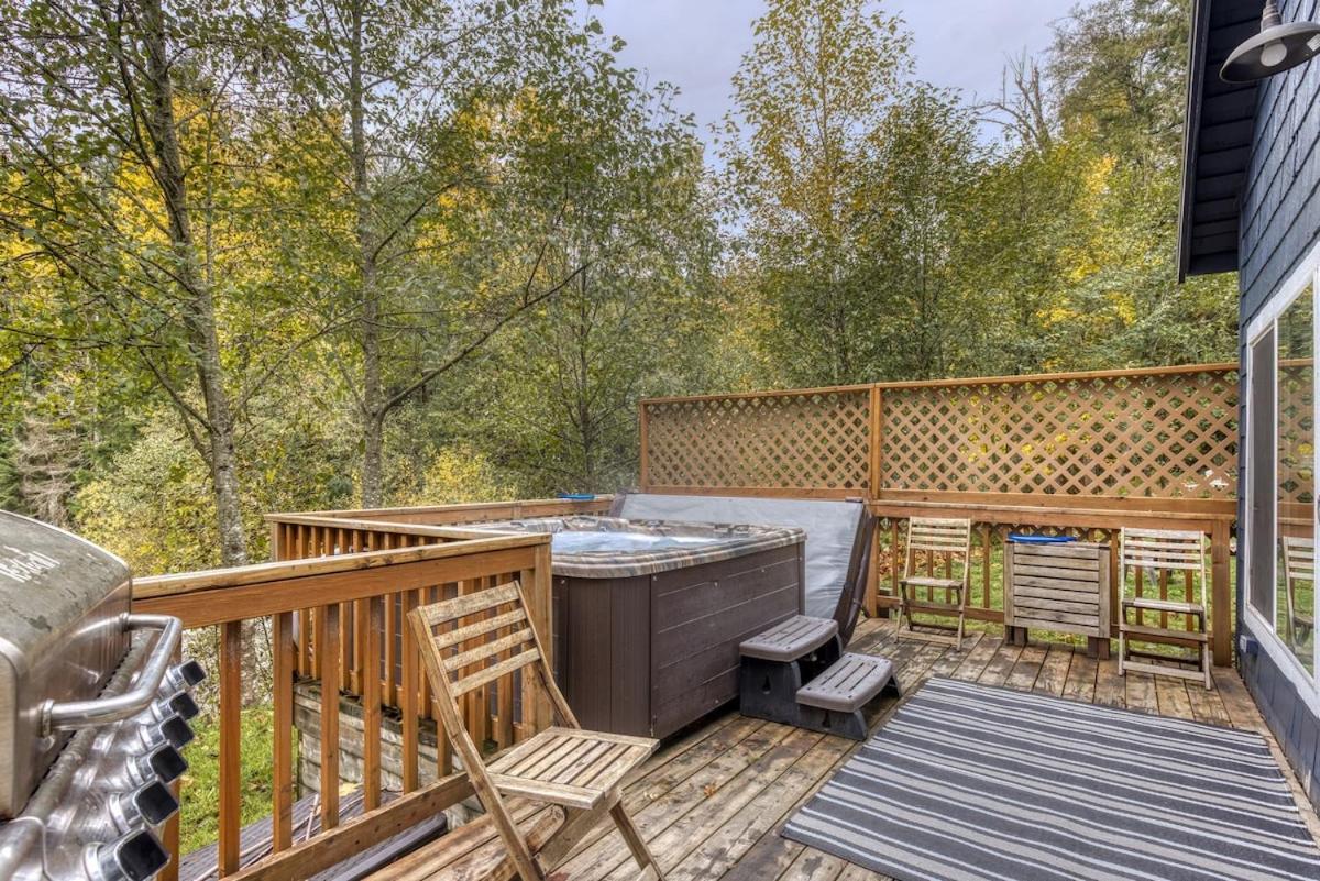 Pet-Friendly Riverfront Cabin with Hot Tub & BBQ - Riverbend 2 view 4