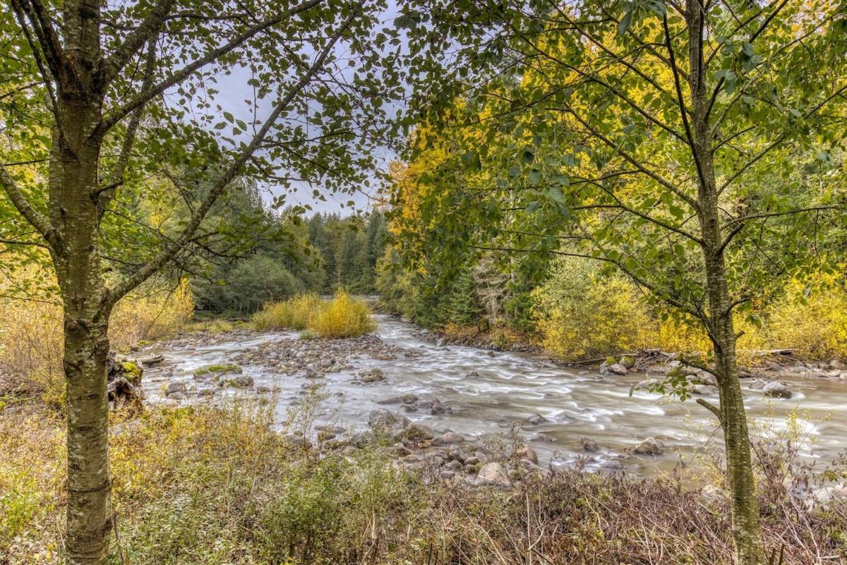 Pet-Friendly Riverfront Cabin with Hot Tub & BBQ - Riverbend 2 view 3