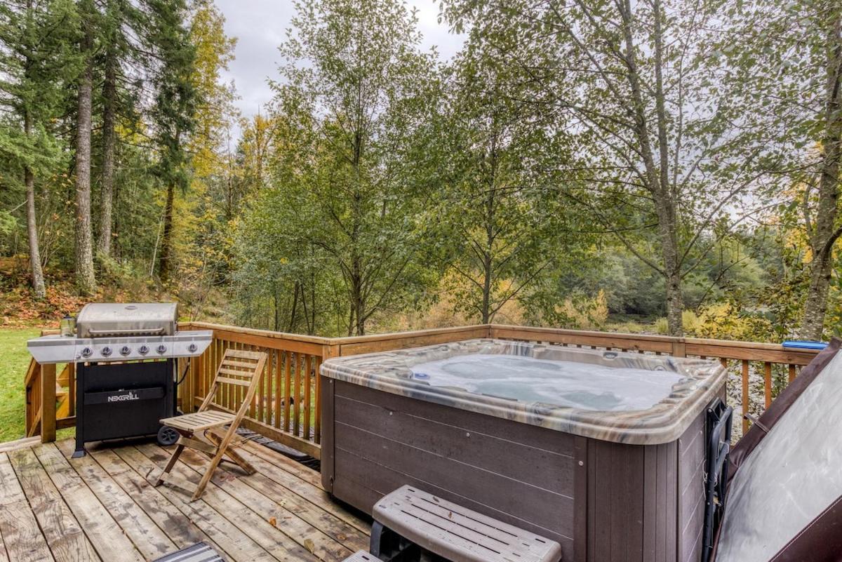 Pet-Friendly Riverfront Cabin with Hot Tub & BBQ - Riverbend 2 view 5