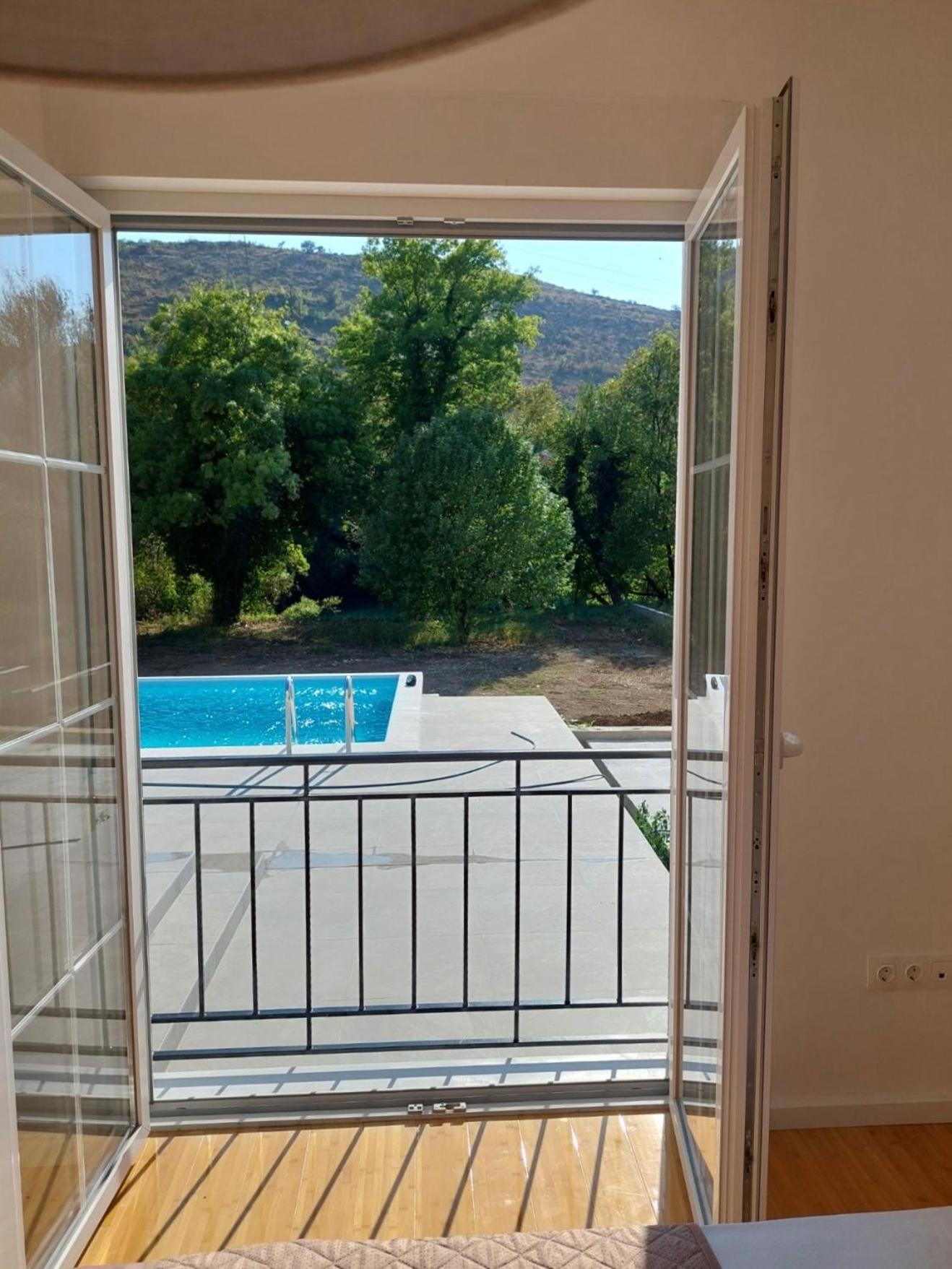 Villa Blanc - with Buna Riverside