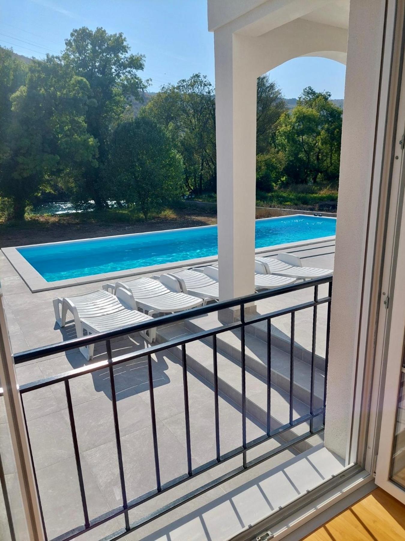 Villa Blanc - with Buna Riverside