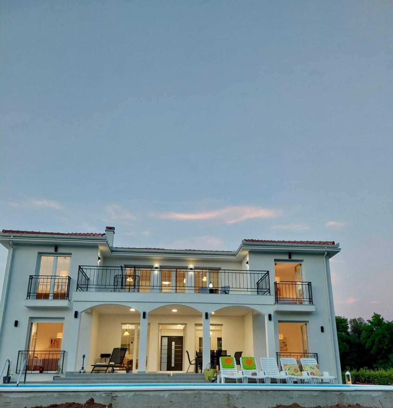 Villa Blanc - with Buna Riverside
