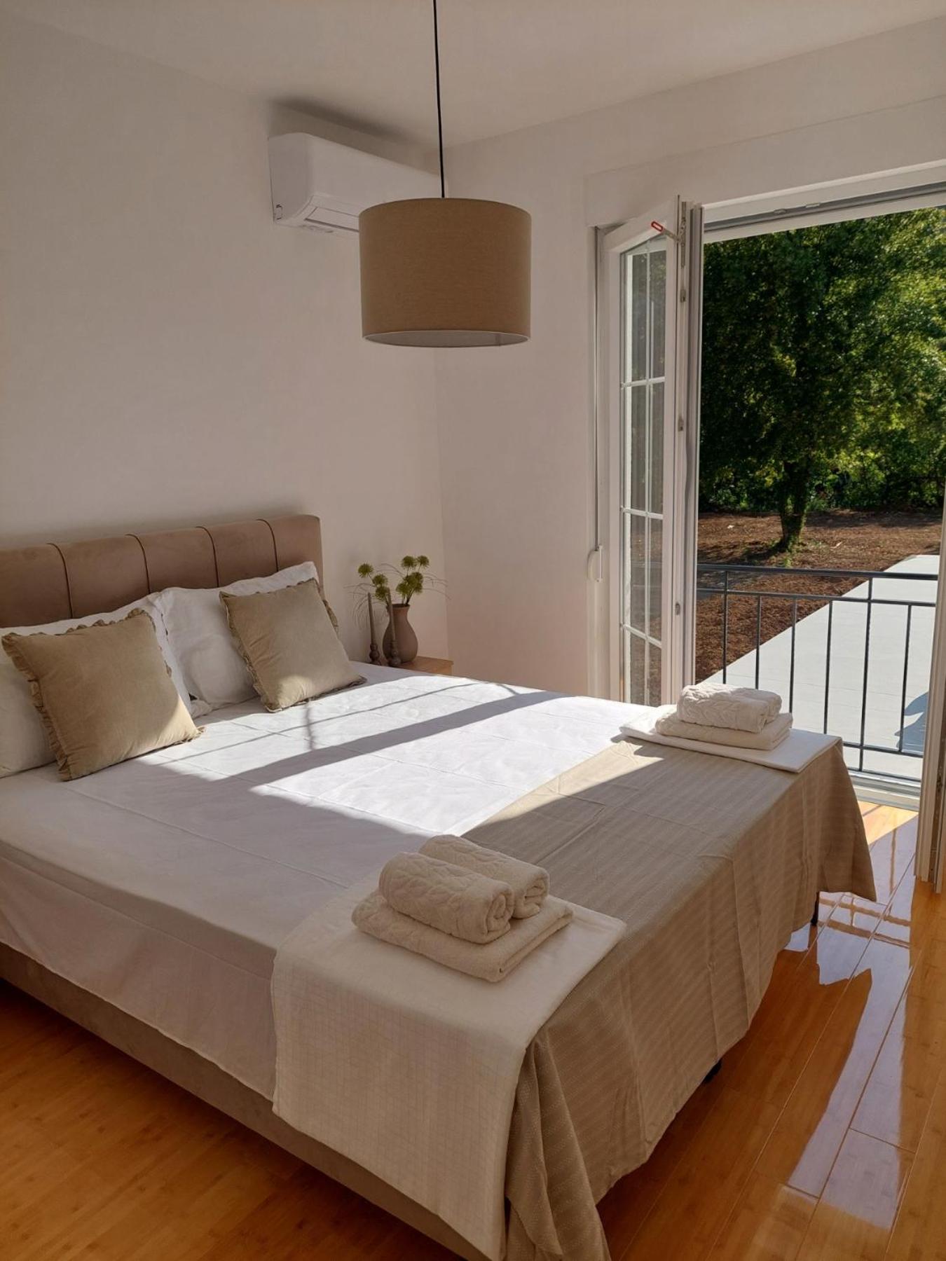Villa Blanc - with Buna Riverside