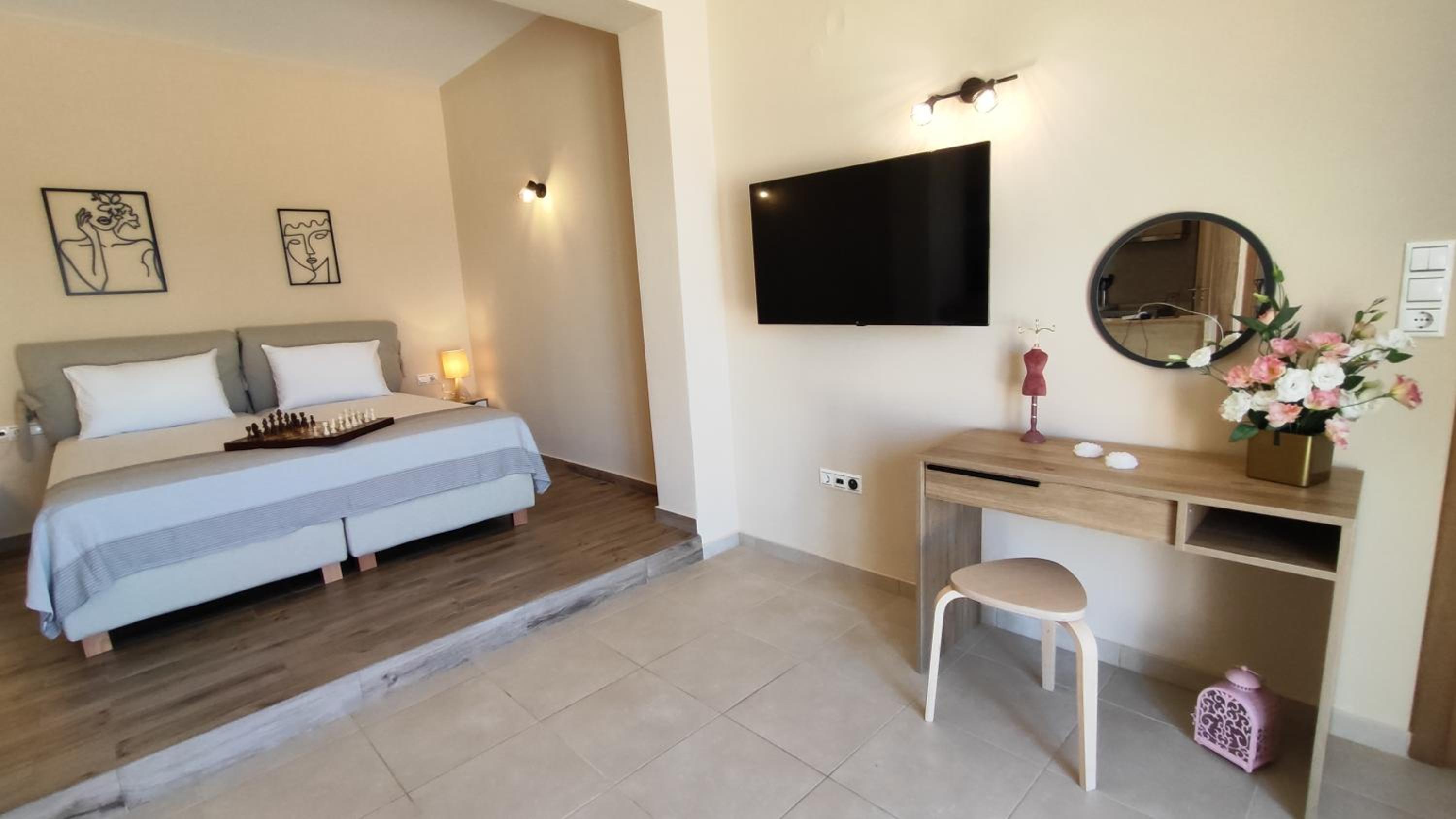 Romantic Beachfront Suite & Garden - Aqua Luna Bay view 4