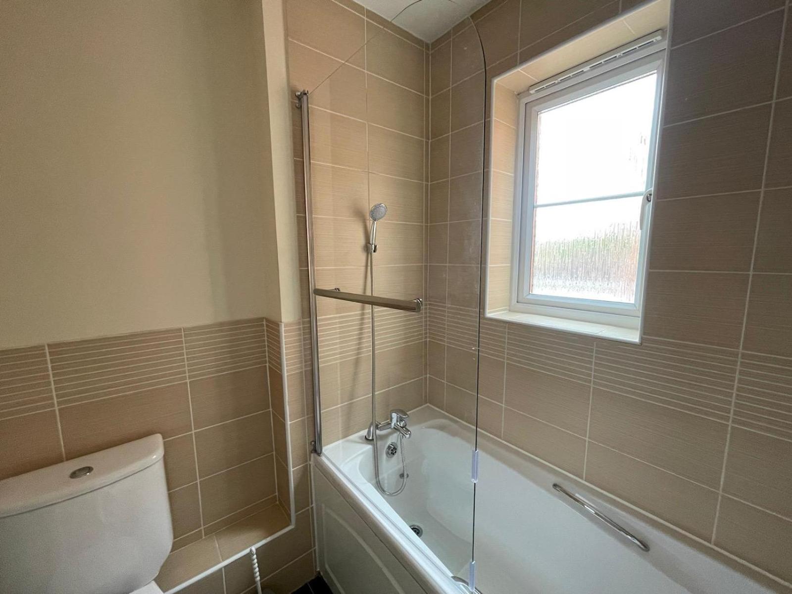 The Iris house is close to city centre and is ideal for tourists, visiting family members or work related activities including contractors view 5