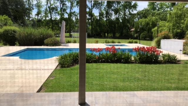 CONFORTABLE CASA EN HERMOSO y TRANQUILO CLUB DE CAMPO