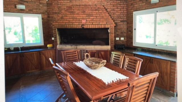 CONFORTABLE CASA EN HERMOSO y TRANQUILO CLUB DE CAMPO
