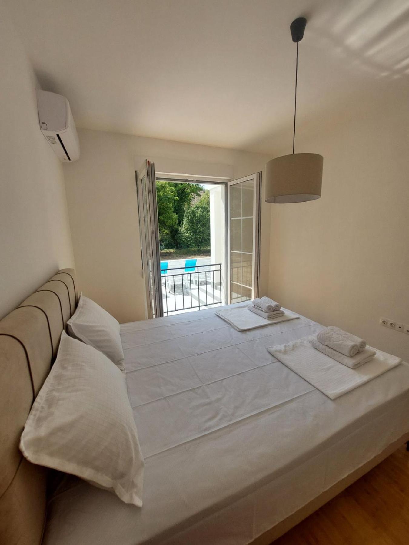 Villa Blanc - with Buna Riverside
