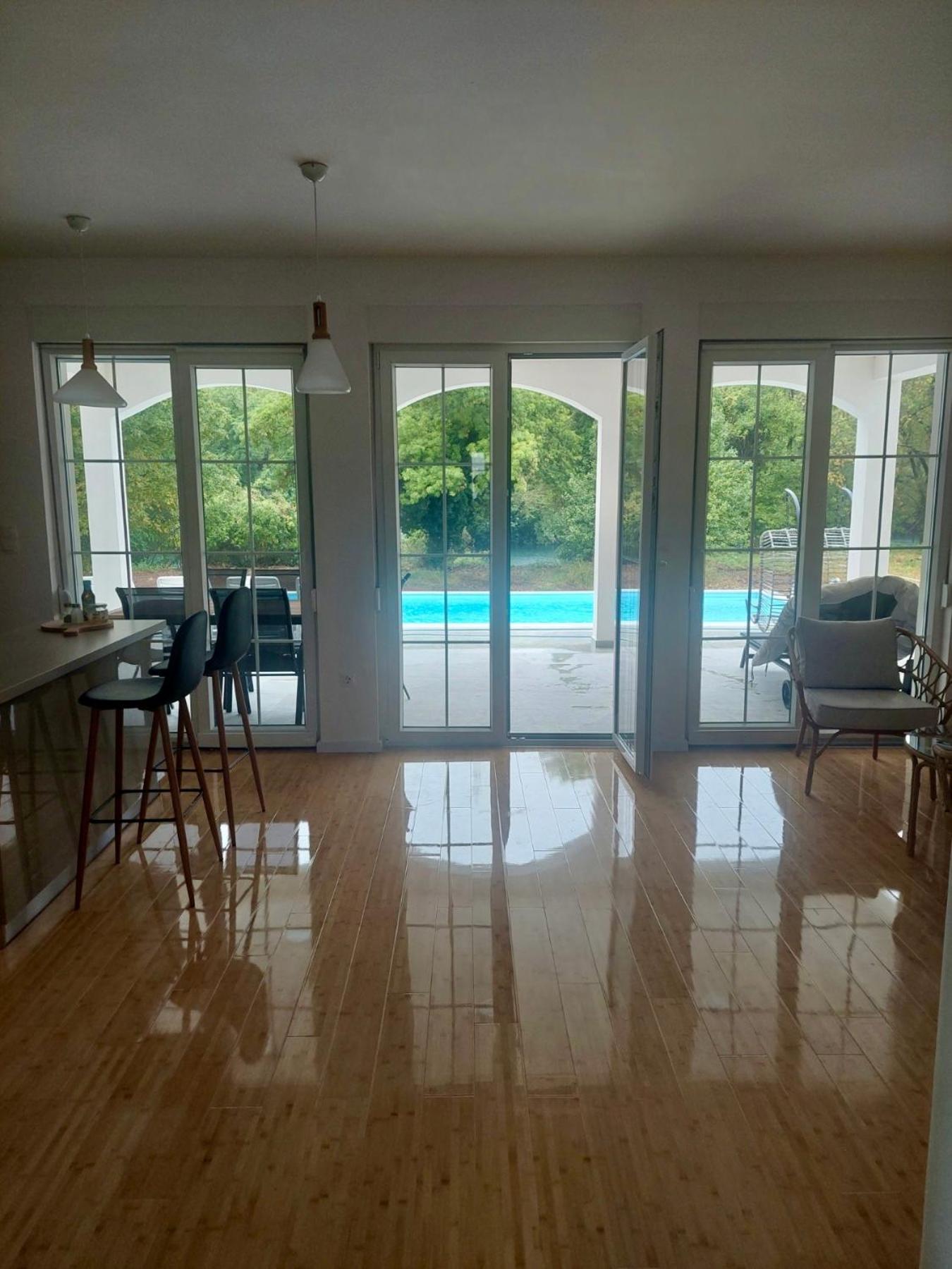 Villa Blanc - with Buna Riverside