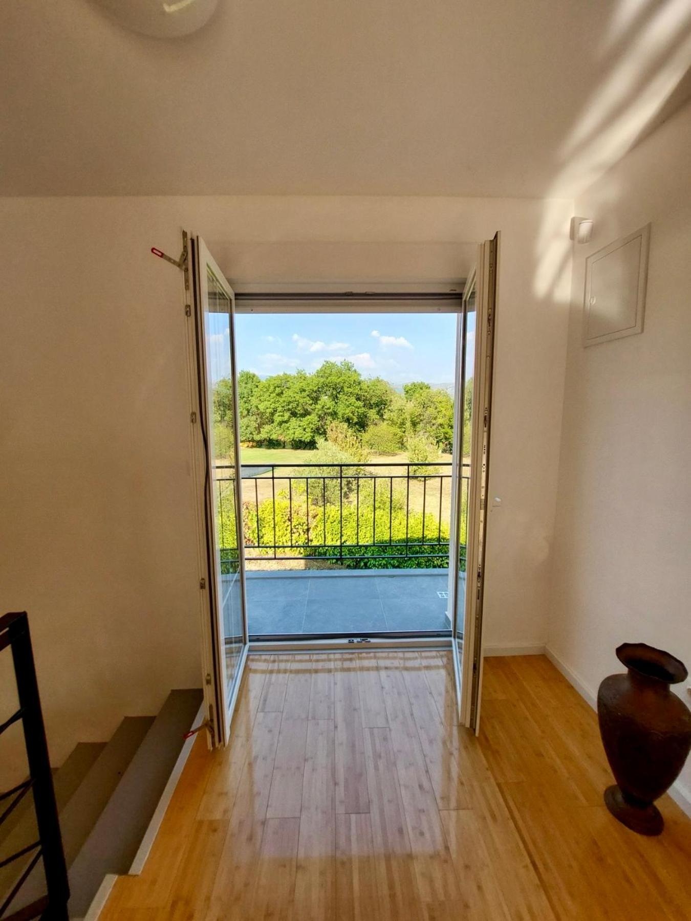 Villa Blanc - with Buna Riverside