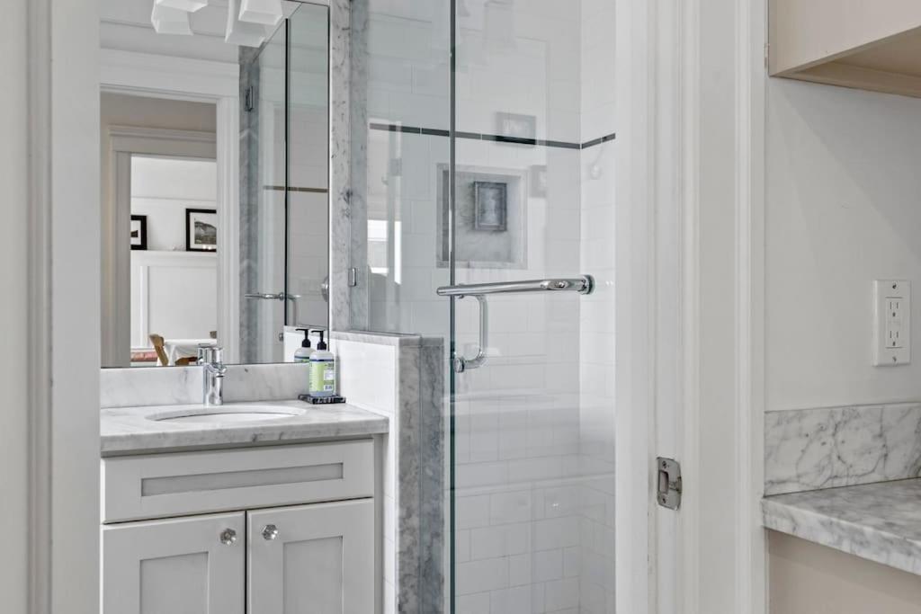 Spacious SF Haven - Cozy Bedrooms & Modern Kitchen view 4