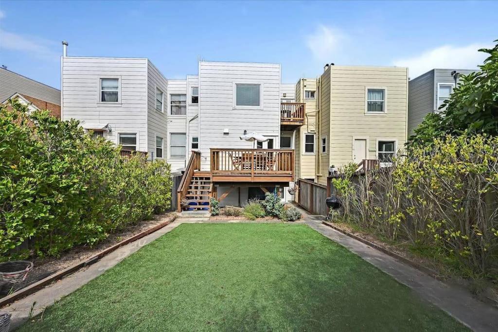 Spacious SF Haven - Cozy Bedrooms & Modern Kitchen view 3