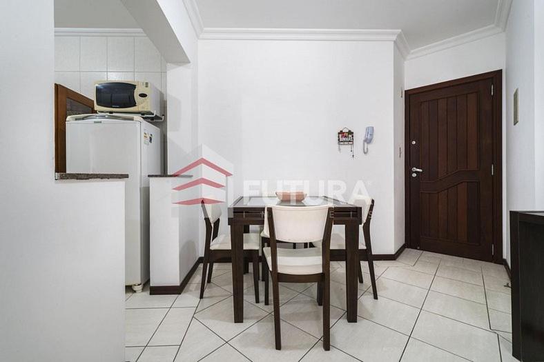 Aconchegante apartamento 2 dormitórios a 30 metros da praia LA001E