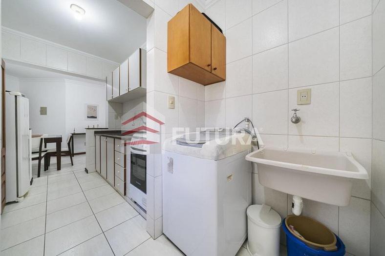 Aconchegante apartamento 2 dormitórios a 30 metros da praia LA001E