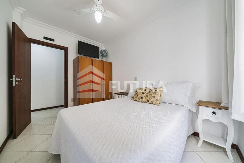 Aconchegante apartamento 2 dormitórios a 30 metros da praia LA001E