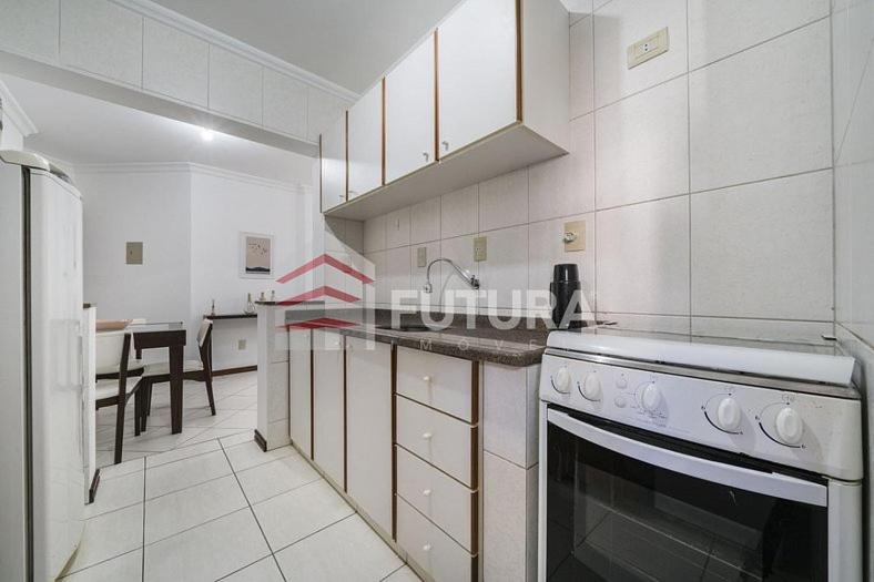 Aconchegante apartamento 2 dormitórios a 30 metros da praia LA001E