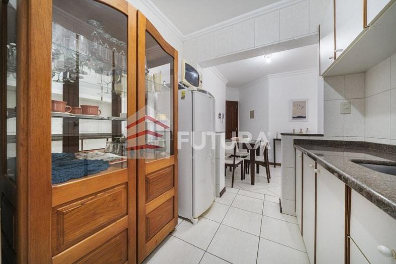 Aconchegante apartamento 2 dormitórios a 30 metros da praia LA001E