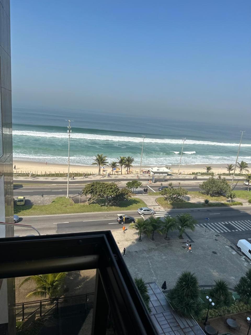 Lindo apto no melhor lugar da Barra da Tijuca! Com uma vista de tirar o fôlego, frente para o mar! Totalmente equipado e decorado ao lado dos melhores hoté
