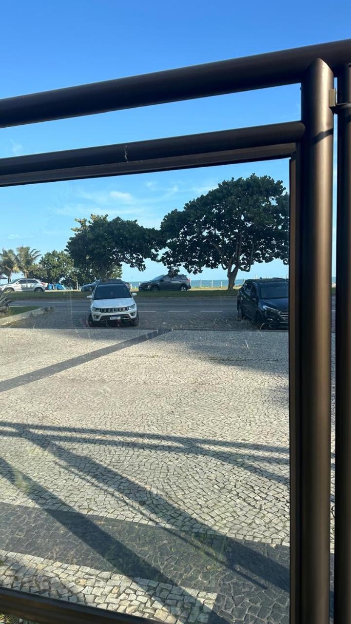 Lindo apto no melhor lugar da Barra da Tijuca! Com uma vista de tirar o fôlego, frente para o mar! Totalmente equipado e decorado ao lado dos melhores hoté