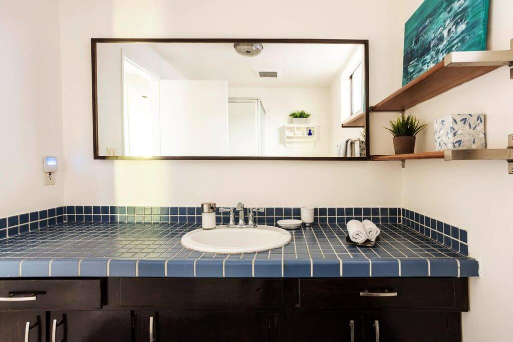 Lovely one bedroom guest house in Encino village