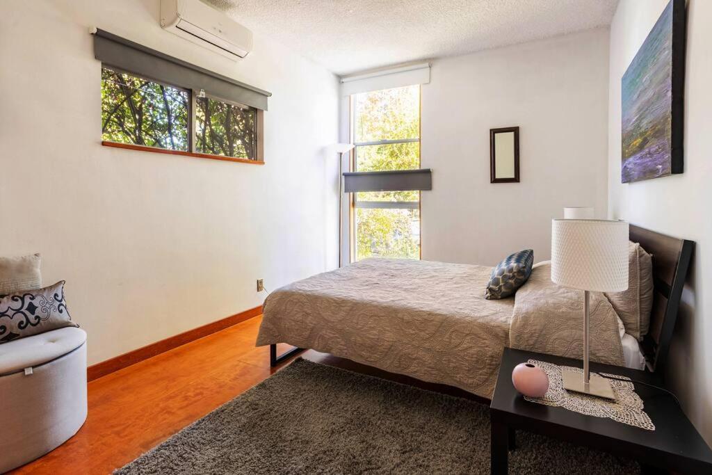 Lovely one bedroom guest house in Encino village