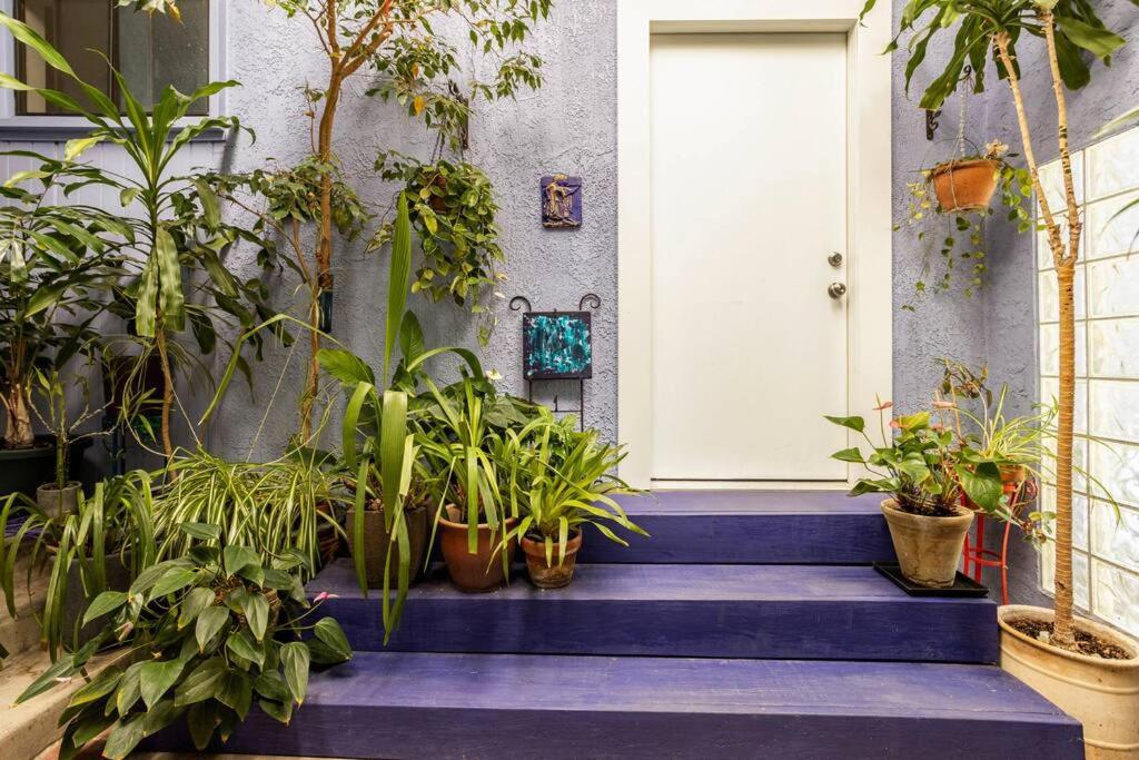 Lovely one bedroom guest house in Encino village