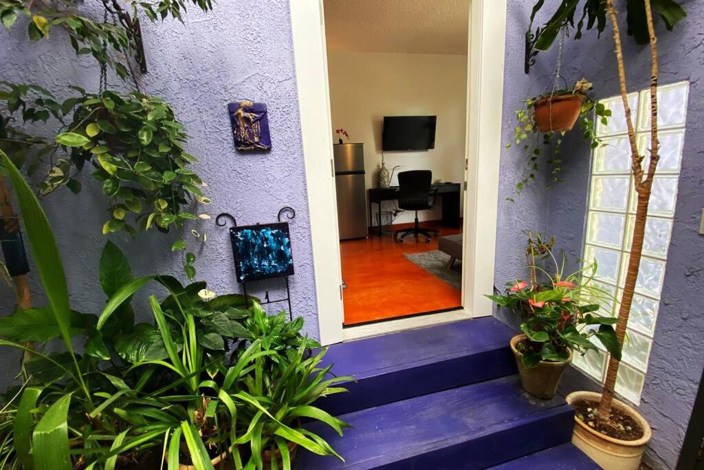 Lovely one bedroom guest house in Encino village