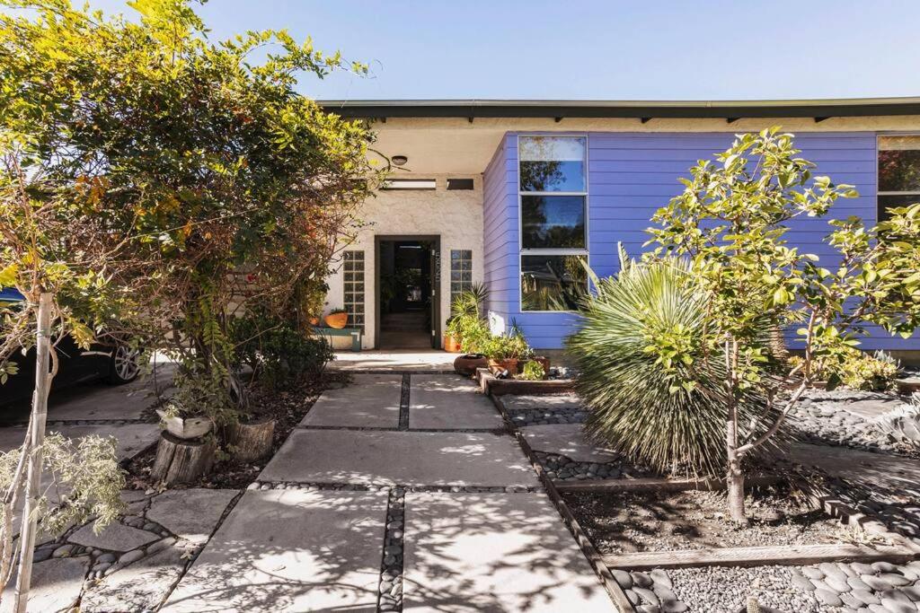 Lovely one bedroom guest house in Encino village
