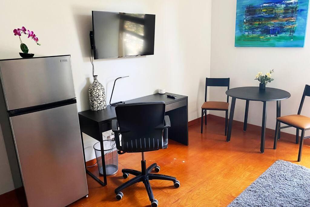 Lovely one bedroom guest house in Encino village