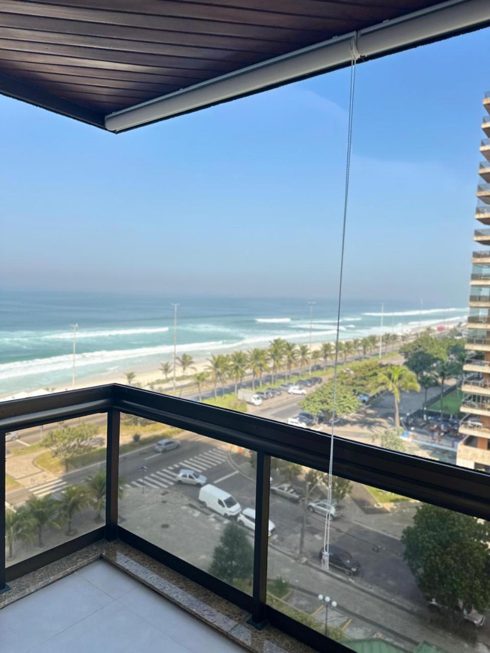Lindo apto no melhor lugar da Barra da Tijuca! Com uma vista de tirar o fôlego, frente para o mar! Totalmente equipado e decorado ao lado dos melhores hoté