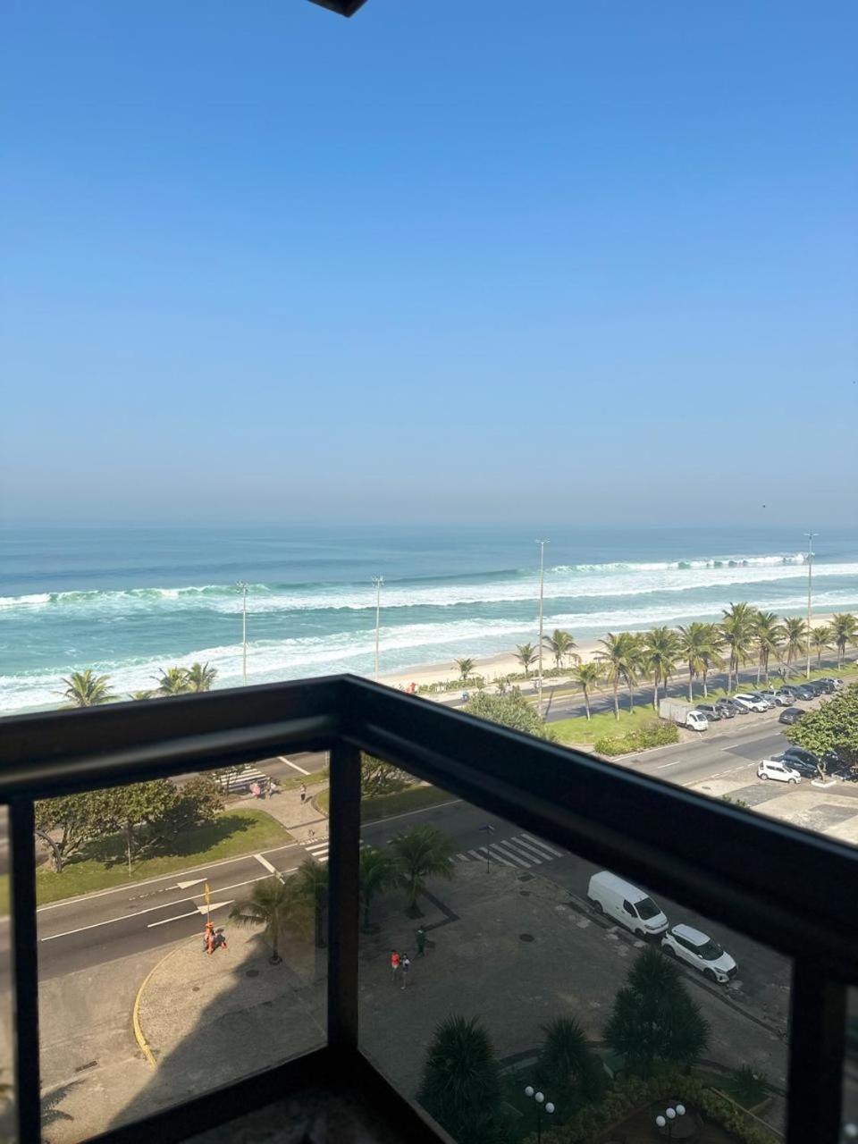 Lindo apto no melhor lugar da Barra da Tijuca! Com uma vista de tirar o fôlego, frente para o mar! Totalmente equipado e decorado ao lado dos melhores hoté
