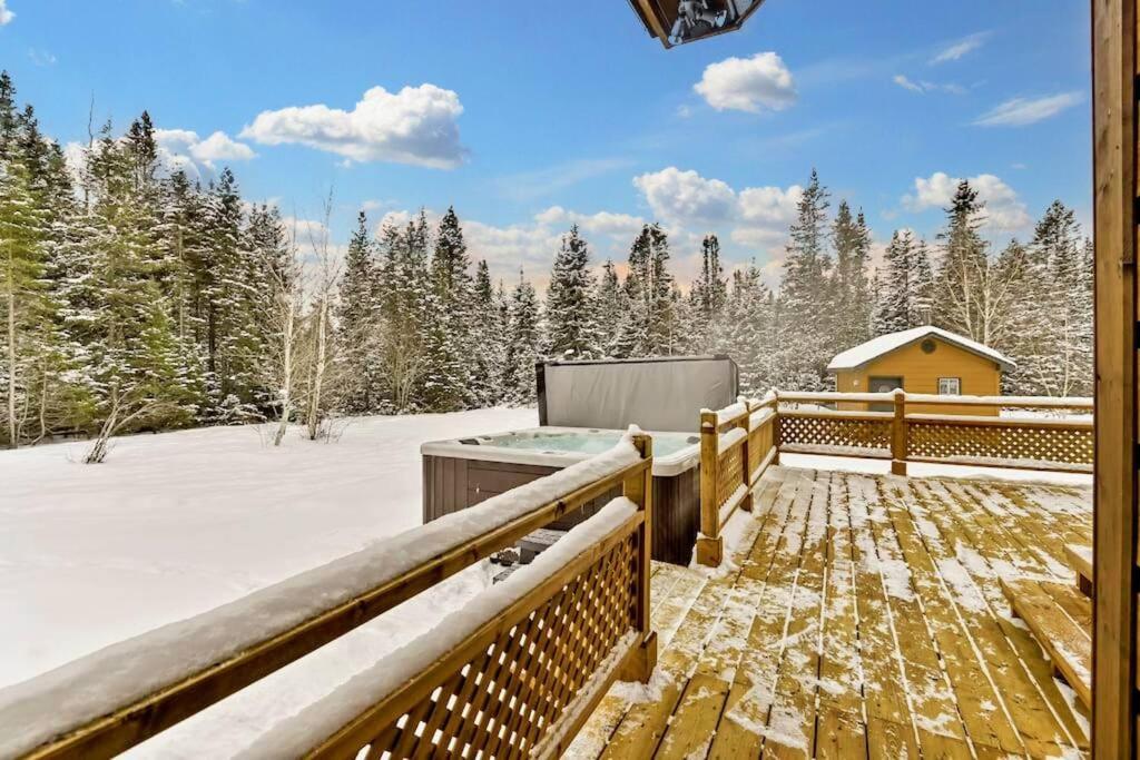 The Escapade - Private hot tub with pool table