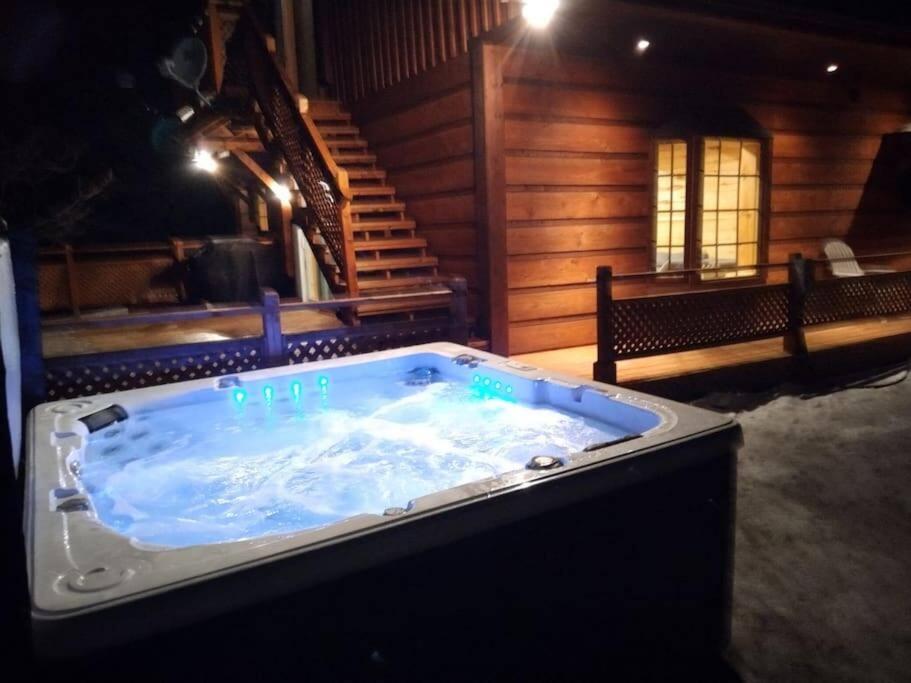 The Escapade - Private hot tub with pool table