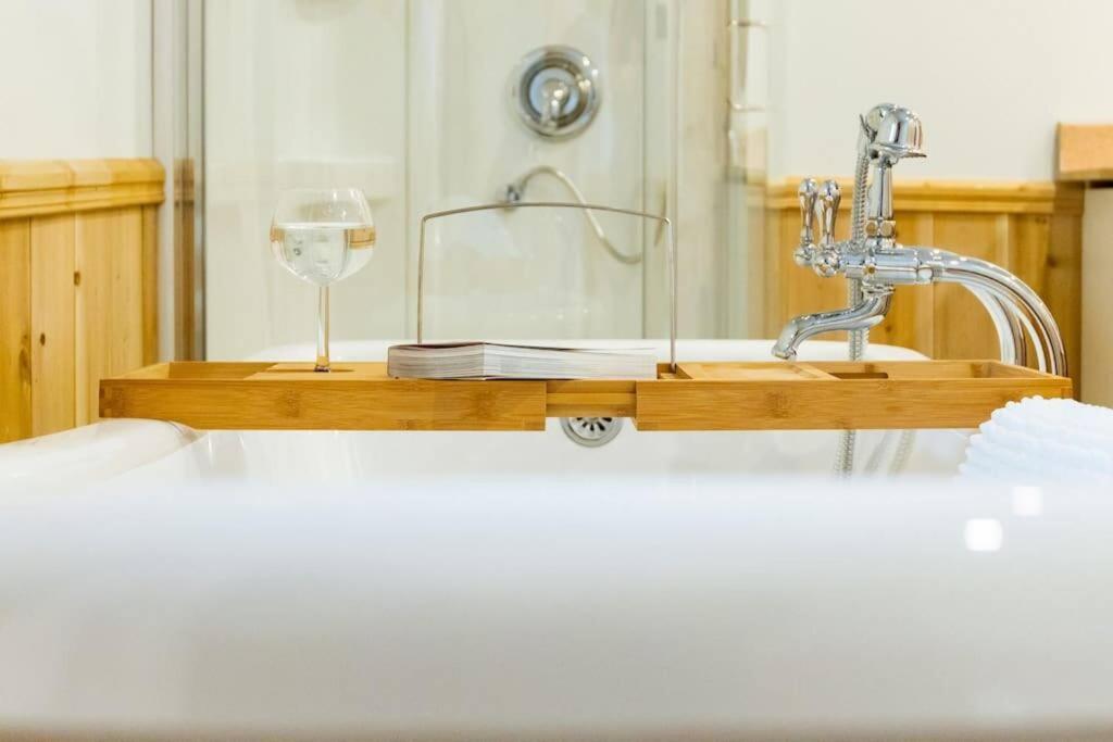 The Escapade - Private hot tub with pool table